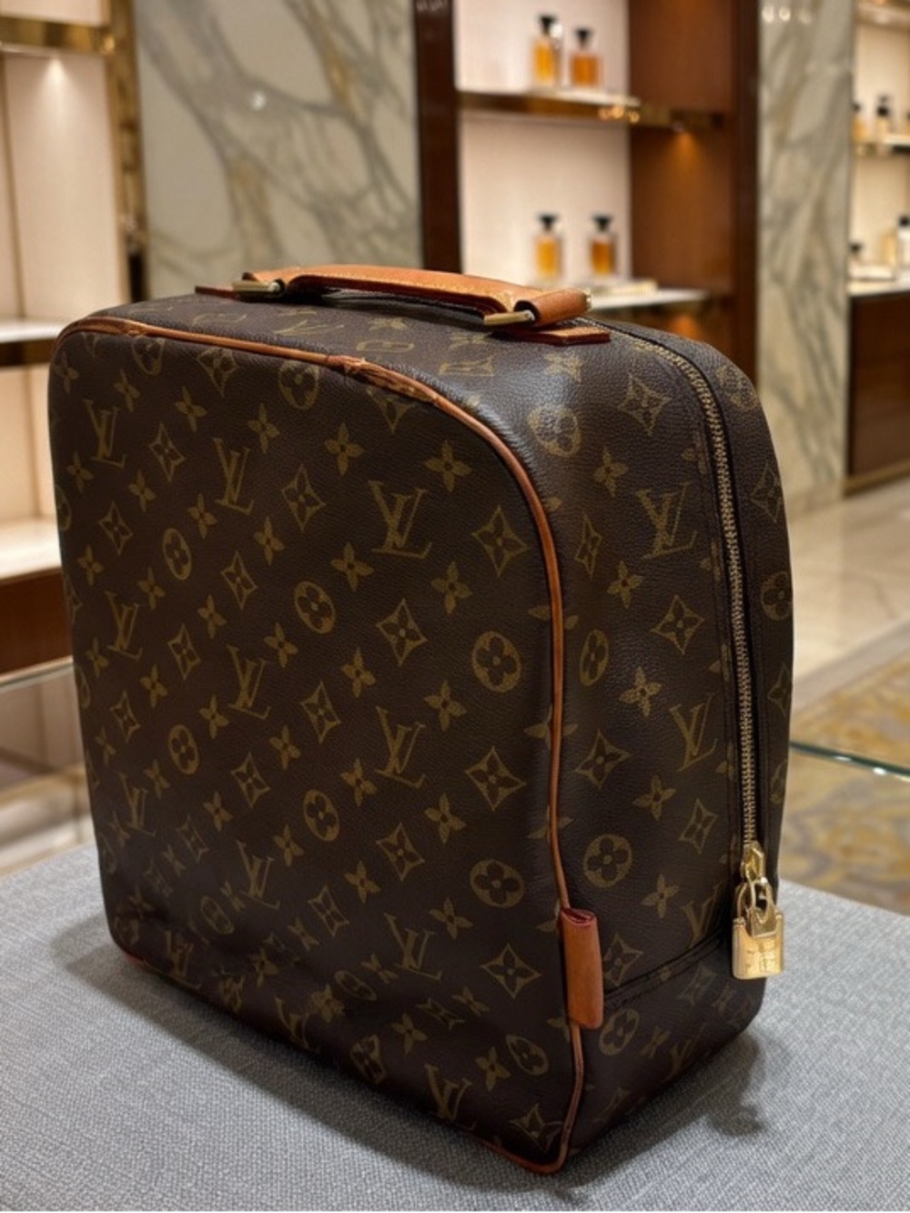 Louis Vuitton Monogram Canvas Messenger Bag in Brown and Tan - Picture 2 of 9